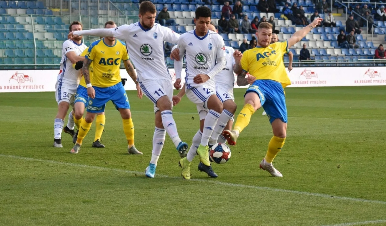 Fotbal, nebo jak to svět nazývá, v některých částech „fotbal“, je již dlouho hrou vášně, strategie a syrového talentu.
